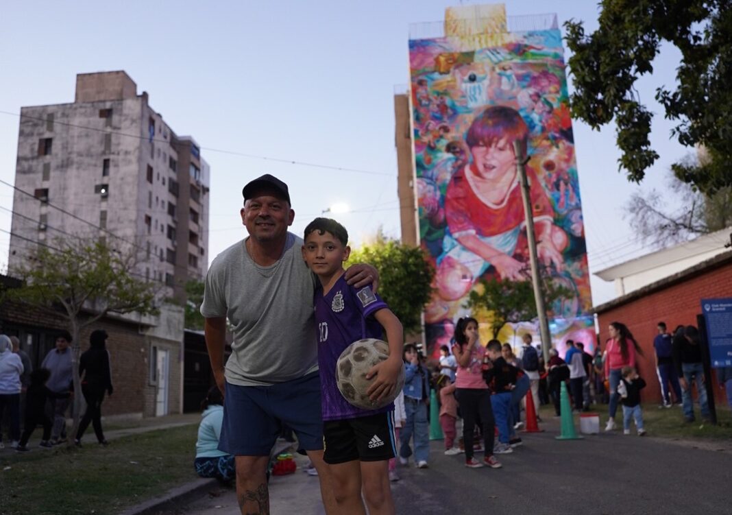 rosario-estreno-su-nuevo-mural-de-messi,-frente-al-club-de-su-infancia