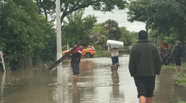 2314405-alarmante-situacion-en-san-luis-del-palmar-ya-son-137-evacuados-y-habilitaron-un-nuevo-refugio