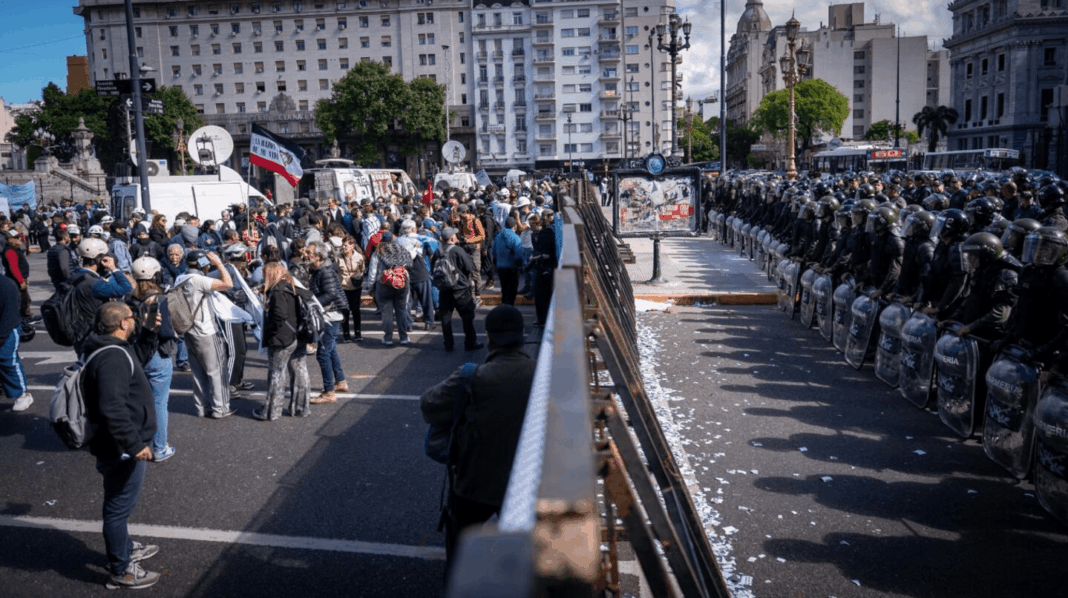 2317378-tension-en-la-marcha-del-congreso-los-manifestantes-patearon-las-vallas-del-operativo-policial