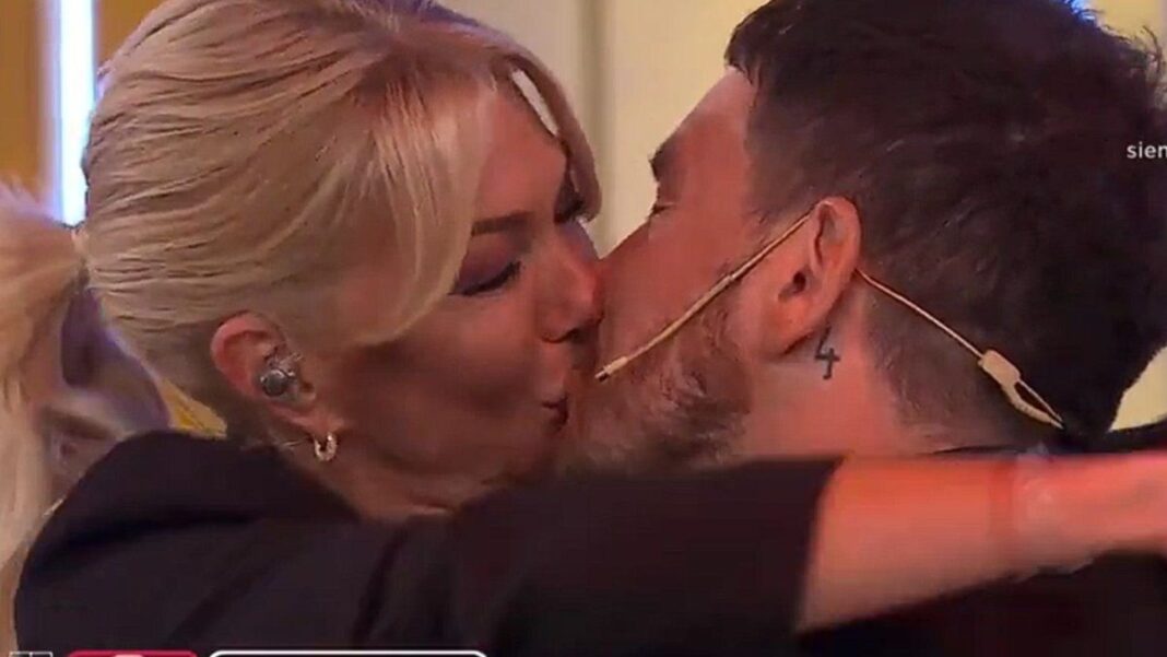 2324107-le-comio-la-boca-asi-fue-el-beso-en-vivo-entre-yanina-latorre-y-fede-bal