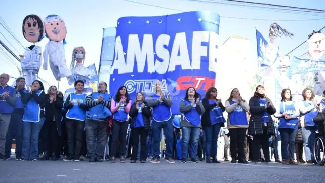 2325582-gestion-pullaro-los-maestros-perdieron-el-2862-salarial