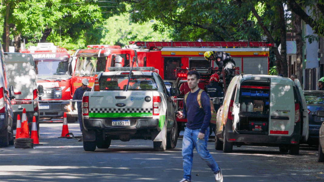 2326677-choque-en-macrocentro-un-auto-destruyo-una-caseta-de-gas-y-provoco-una-perdida