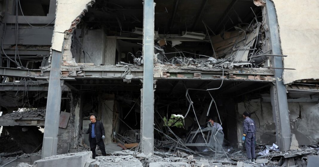 Equipos de rescate trabajan en el edificio de Al Araby en Teherán tras el ataque.